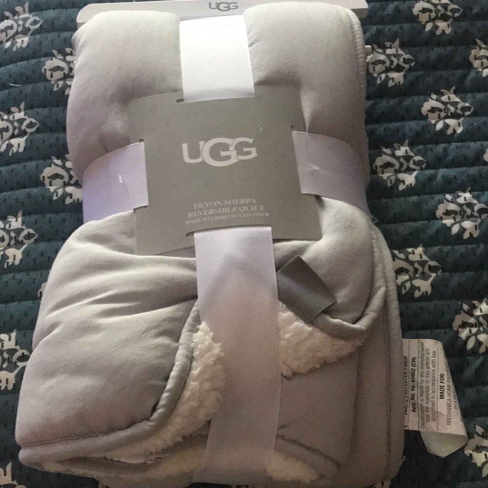 UGG Sherpa reversible quilt brand new